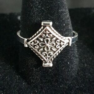 Elegant Silver Floral Ring